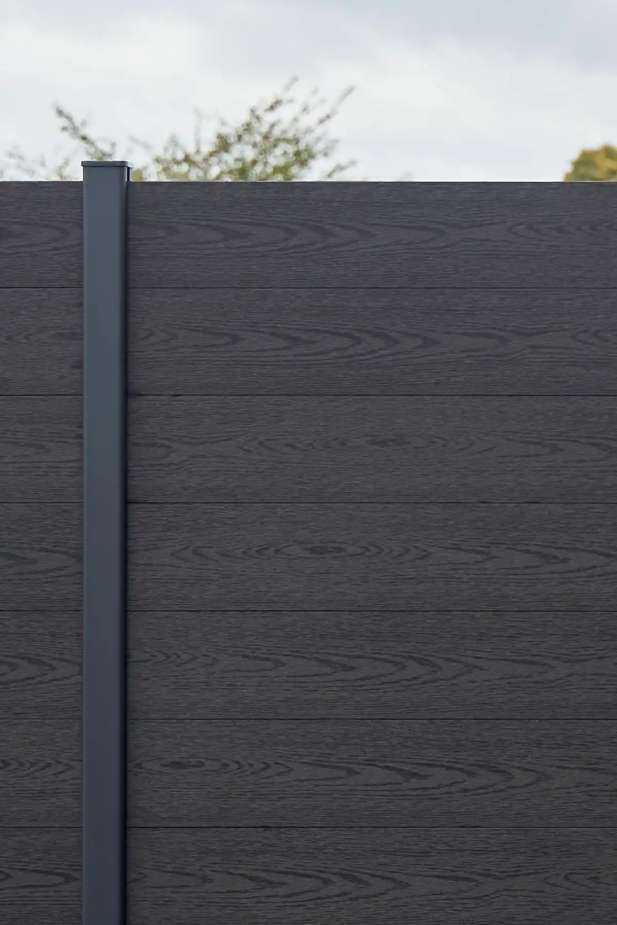 Clôture composite anthracite effet bois Majois
