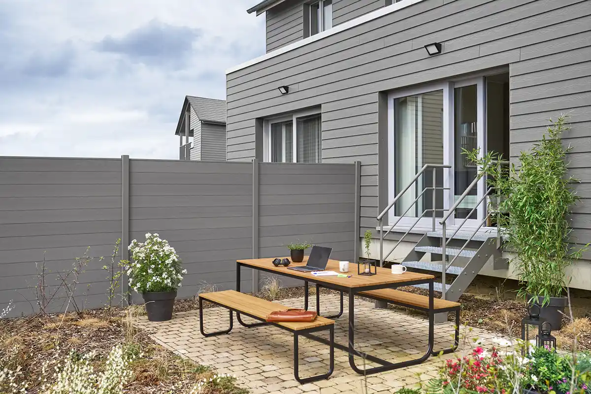 Clôture composite anthracite jardin Majois