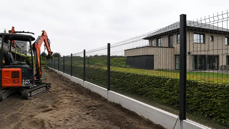 Chantier de clôture avec mini-pelle pour un terrassier dans la région de Namur
